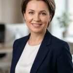 Портрет уверенного российского бизнесмена на нейтральном фоне, представляющего компанию по вывозу мусора Clean-Future