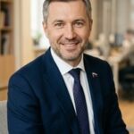 Портрет уверенного бизнесмена компании Clean-Future на нейтральном фоне для раздела услуг по вывозу мусора